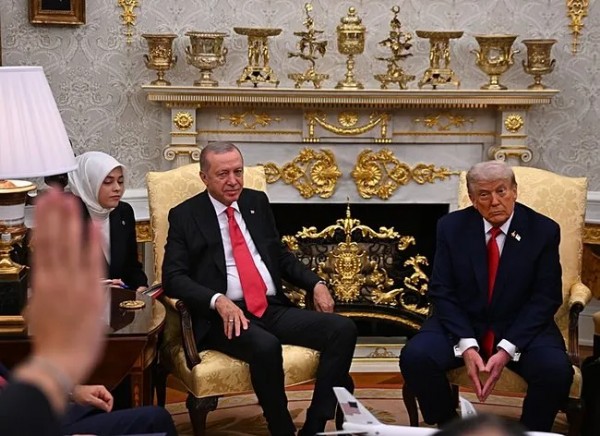 Trump'ın rozeti görüşmeye damga vurdu! Tarihi zirvede dikkat çeken detay